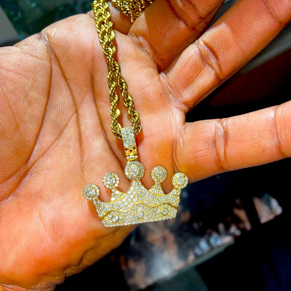 This is a king crown pendent (VVS) diamond gold crown